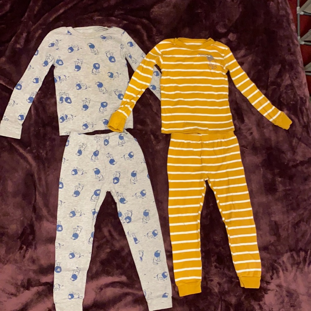 Carter’s 5T pj sets